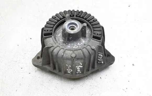 Mercedes-Benz C W204 Engine mount bracket a2042404717q1