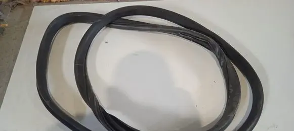 Land Rover Discovery 5 Rear door rubber seal (on body) HY32253A10