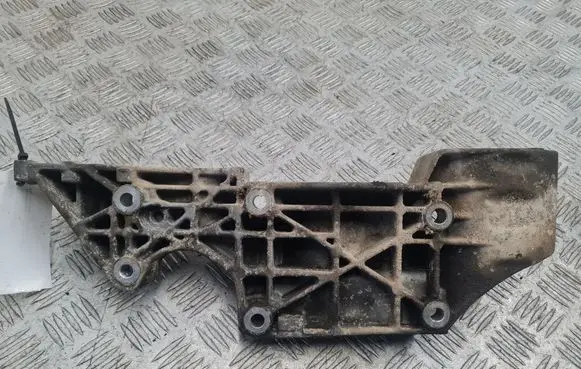 Engine mounting bracket