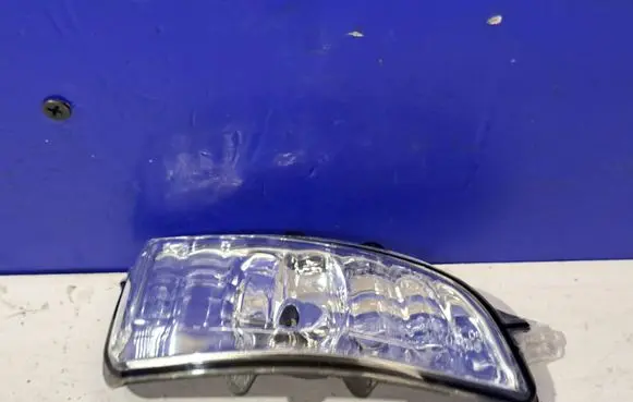 Volvo V70 Front indicator light 31111102