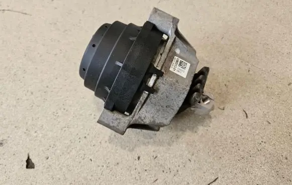 Engine mount bracket