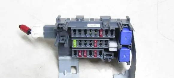 Nissan Juke I F15 Fuse module