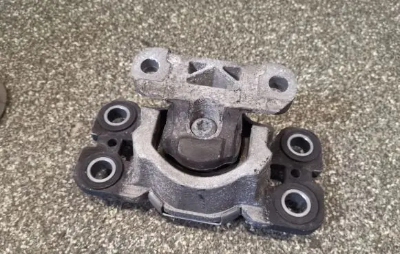 Volvo V70 Engine mount bracket