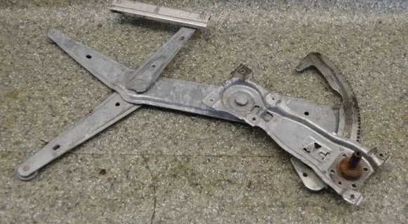 BMW 3 E30 Front door manual window regulator 1932393
