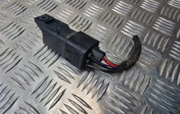 Volkswagen Amarok Glow plug pre-heat relay 038907281D 0522120504
