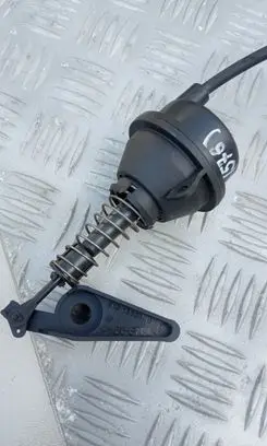 Engine mount vacuum valve