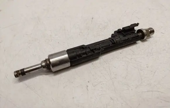 BMW X3 F25 Fuel injector 13647639994