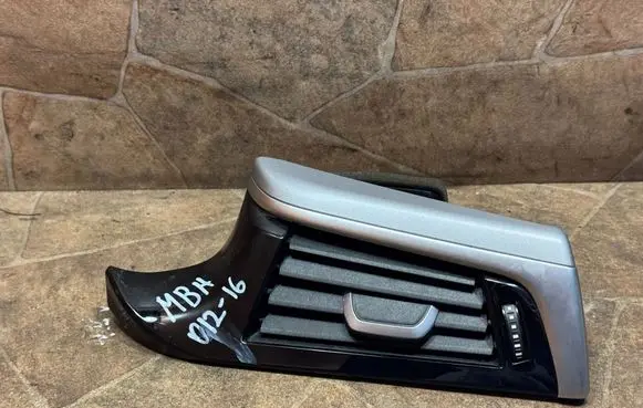 BMW 5 G30 G31 G38 Dashboard air vent grill cover trim 9330856