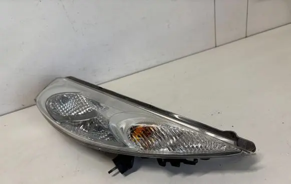Nissan Juke I F15 Headlight/headlamp