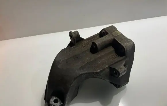 Mercedes-Benz E W212 Engine mounting bracket