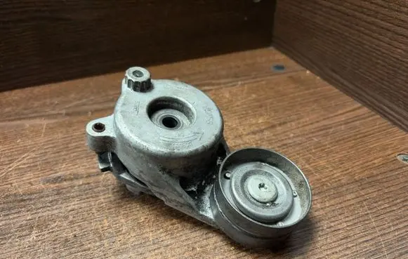 Mercedes-Benz Vito Viano W639 Timing belt tensioner 1025748 950155