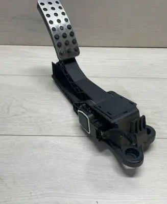 Mercedes-Benz R W251 Accelerator throttle pedal A1643000104 301007 0371