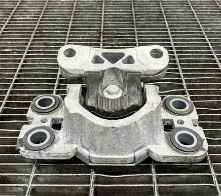Land Rover Range Rover Evoque L538 Engine mount bracket HL8070M08