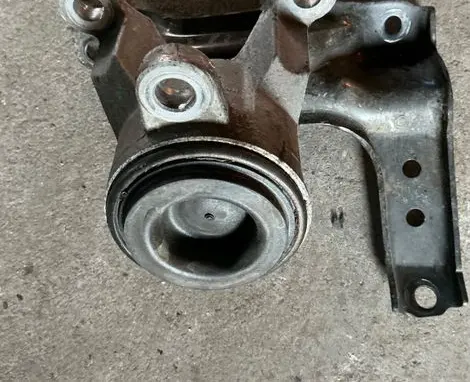 Nissan Murano Z52 Engine mount bracket