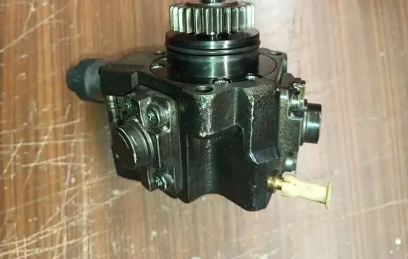Renault Trafic III (X82) Fuel injection high pressure pump 0445010404