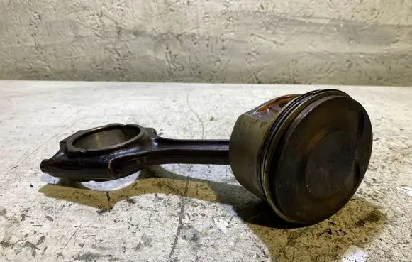 Volvo XC70 Piston with connecting rod