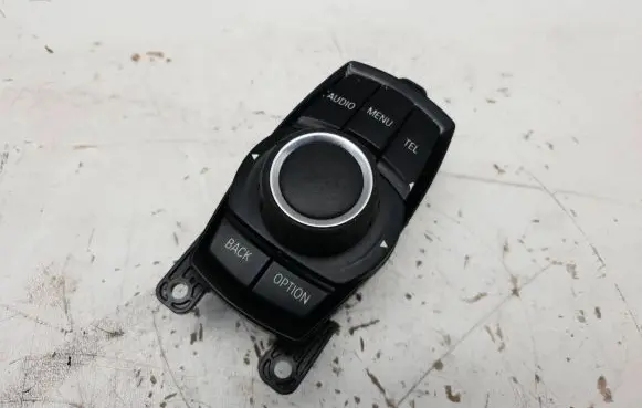 Head unit multimedia control