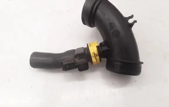 Citroen Berlingo Turbo air intake inlet pipe/hose 9677815380