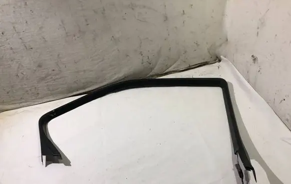 BMW 7 E38 Front door glass trim molding 8171490 PA6GF15