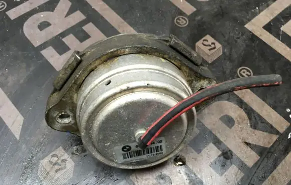 BMW X5 E53 Engine mount bracket 675844402
