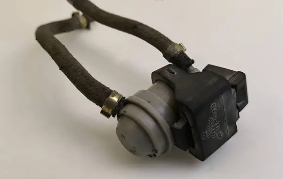 Audi 80 90 B3 Breather valve 161201753B 893201768