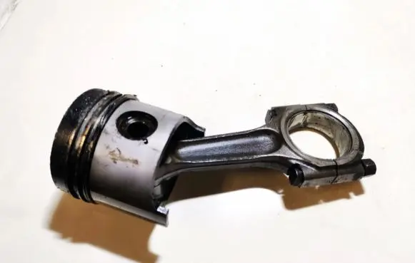 Hyundai Lantra II Piston with connecting rod