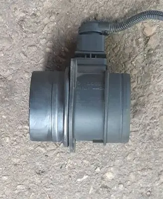 Volkswagen PASSAT B6 Mass air flow meter 0281002735 03G906461C