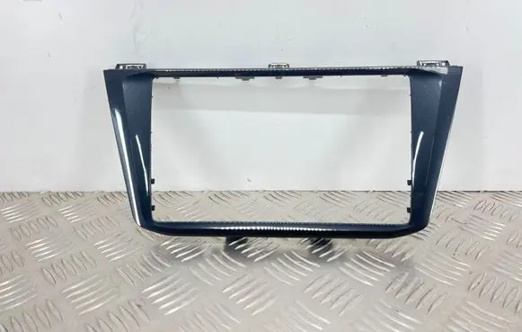 Volkswagen Tiguan Radio/GPS head unit trim 5NA858069D