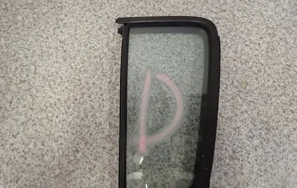 Suzuki Swift I Sliding door window/glass 