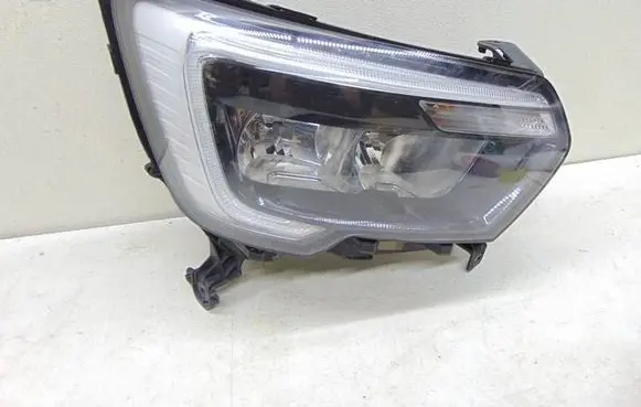 Renault Master IV Headlight/headlamp 260105567R