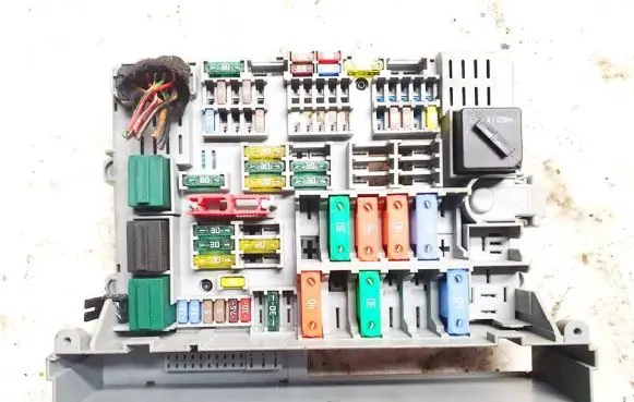 BMW 1 E81 E87 Fuse box set 10688710 6906624-05 106887106906624-05