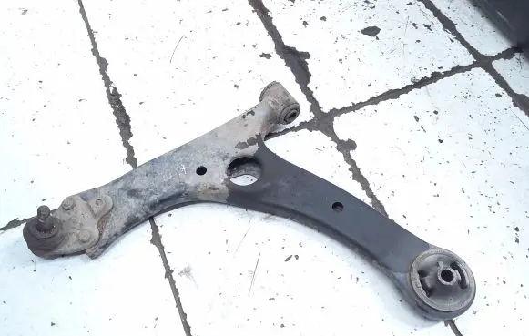 Toyota Avensis T250 Front lower control arm/wishbone