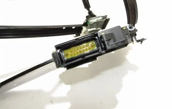 Rear window lifting mechanism without motor