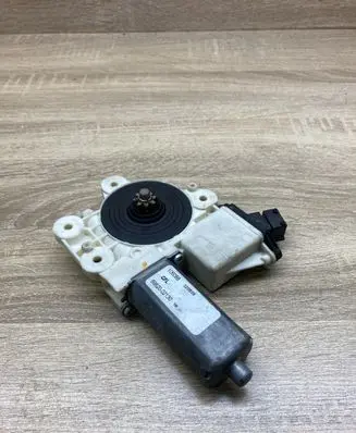 Toyota Avensis T250 Front door window regulator motor 6982002130 LEFTSIDE