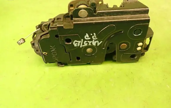 Volkswagen New Beetle Front door lock 3B1837016A