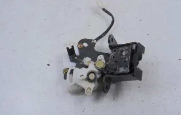 Mazda 3 I Tailgate/trunk/boot lock/catch/latch