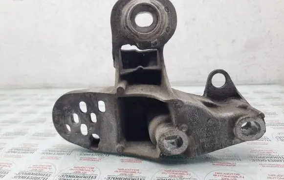 Engine mounting bracket