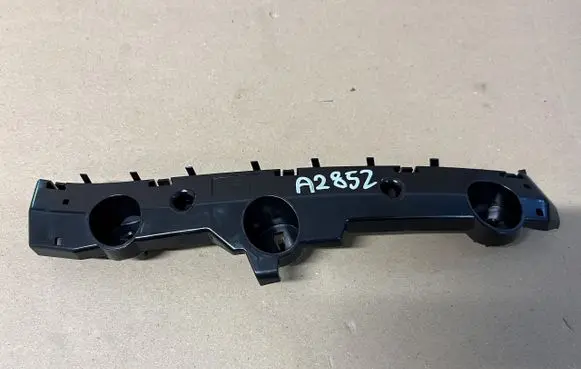 Nissan Leaf II (ZE1) Front bumper mounting bracket 62224-5SK0A