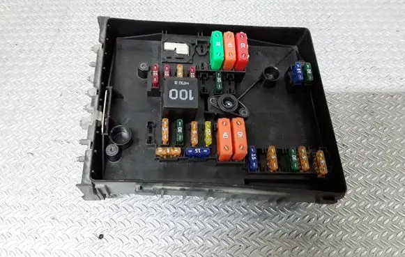 Volkswagen Caddy Fuse box set 1K0937125A