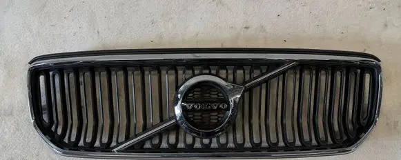 Volvo XC40 Front bumper upper radiator grill 31333045