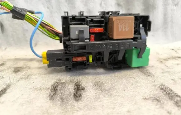 Opel Combo E Fuse box set 9806192580