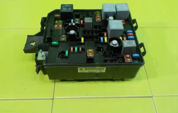 Opel Corsa E Fuse box set 39068005 XP117