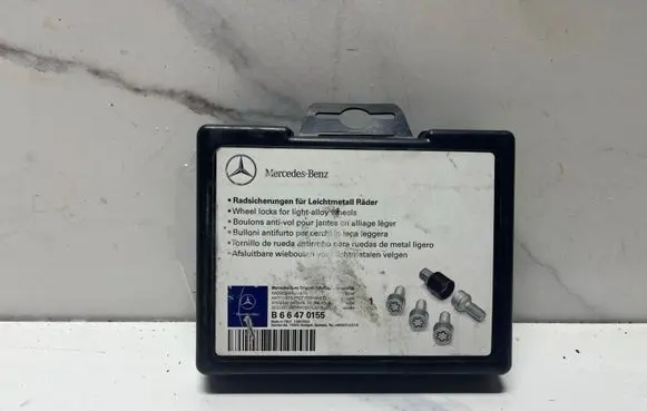 Mercedes-Benz C W204 Anti-theft wheel nuts and lock B66470155