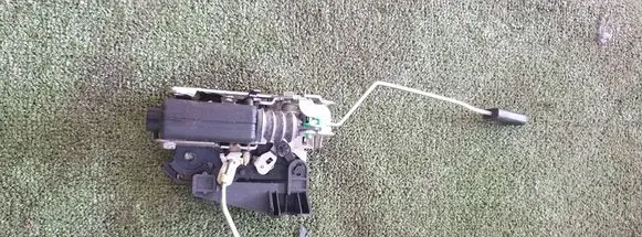 Dacia Sandero Front door lock 8200735227