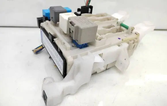 Toyota RAV 4 (XA30) Fuse module 8273042010 9497 6J020604