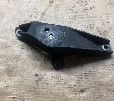 BMW 5 E39 Engine mounting bracket 1096079