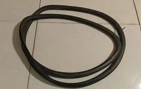 Volkswagen Polo IV 9N3 Rubber seal front coupe door 606867911H