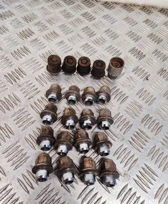 Toyota Avensis T270 Nuts/bolts 