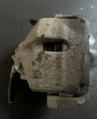 Volkswagen PASSAT B6 Front brake caliper