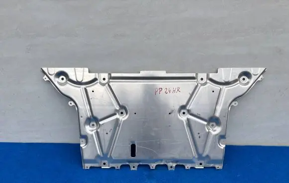 BMW 4 G22 G23 G24 G26 Engine splash shield/under tray 7915376
